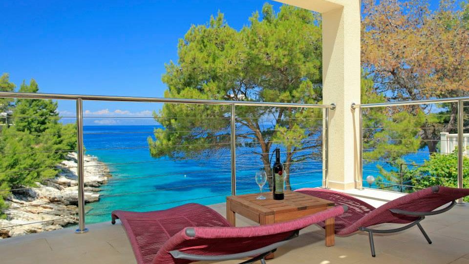 Beautiful villa on the island of Korčula, 1st row to the sea, with a mooring for a boat and a swimming pool!