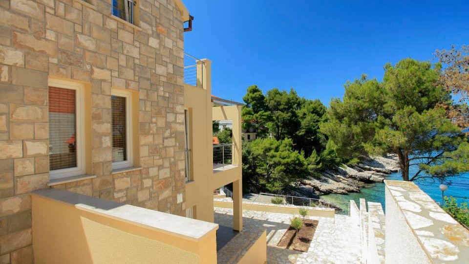 Beautiful villa on the island of Korčula, 1st row to the sea, with a mooring for a boat and a swimming pool!