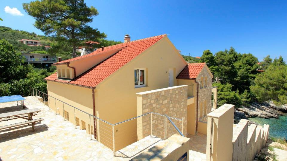 Beautiful villa on the island of Korčula, 1st row to the sea, with a mooring for a boat and a swimming pool!