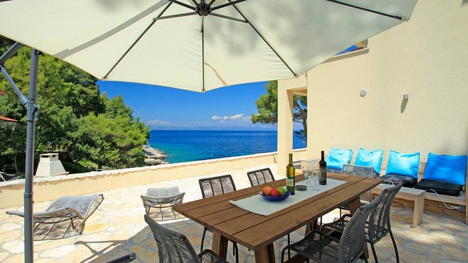 Beautiful villa on the island of Korčula, 1st row to the sea, with a mooring for a boat and a swimming pool!