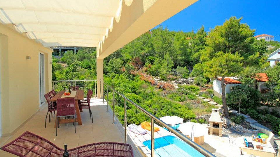 Beautiful villa on the island of Korčula, 1st row to the sea, with a mooring for a boat and a swimming pool!