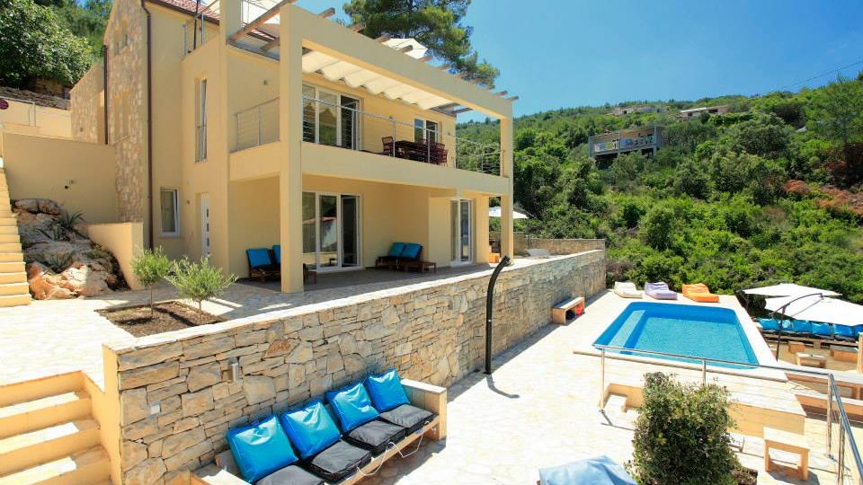 Beautiful villa on the island of Korčula, 1st row to the sea, with a mooring for a boat and a swimming pool!