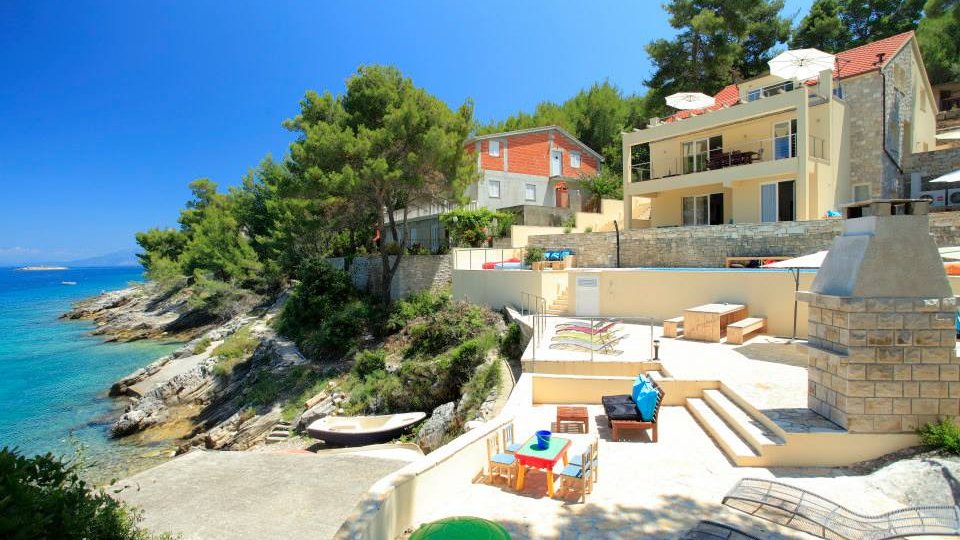 Beautiful villa on the island of Korčula, 1st row to the sea, with a mooring for a boat and a swimming pool!