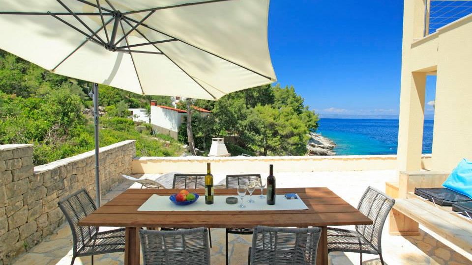 Beautiful villa on the island of Korčula, 1st row to the sea, with a mooring for a boat and a swimming pool!