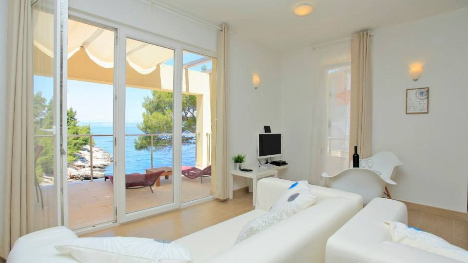 Beautiful villa on the island of Korčula, 1st row to the sea, with a mooring for a boat and a swimming pool!