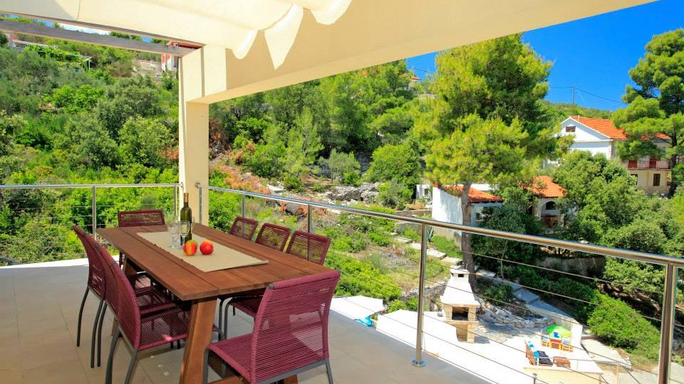 Beautiful villa on the island of Korčula, 1st row to the sea, with a mooring for a boat and a swimming pool!