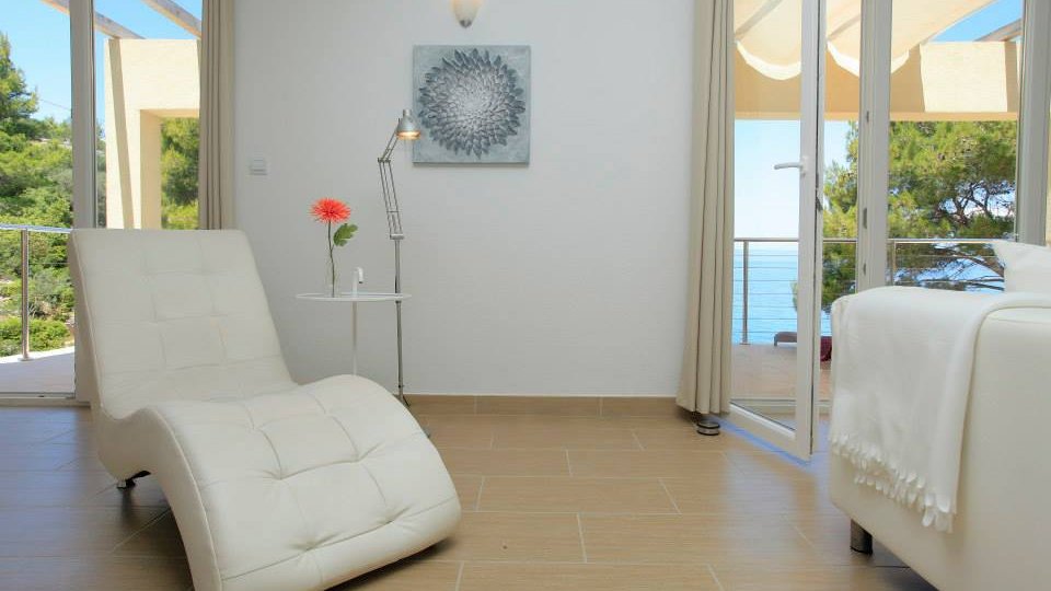 Beautiful villa on the island of Korčula, 1st row to the sea, with a mooring for a boat and a swimming pool!