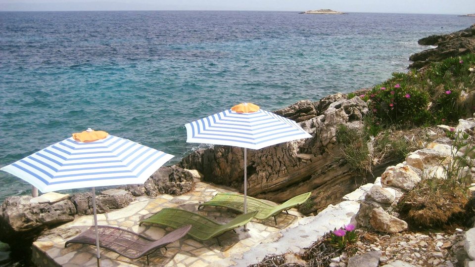 Wunderschöne Villa auf der Insel Korčula, 1. Reihe zum Meer, mit Bootsliegeplatz und Swimmingpool!