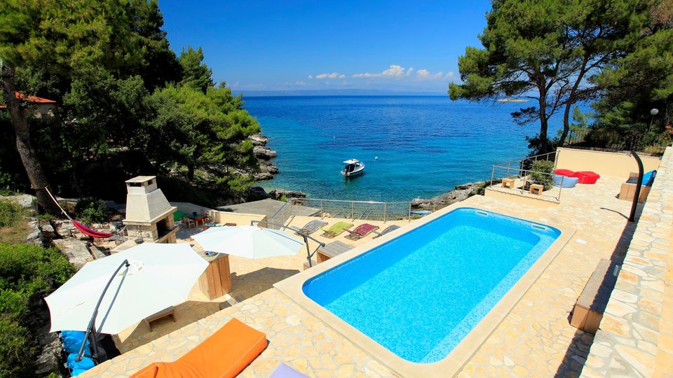 Beautiful villa on the island of Korčula, 1st row to the sea, with a mooring for a boat and a swimming pool!