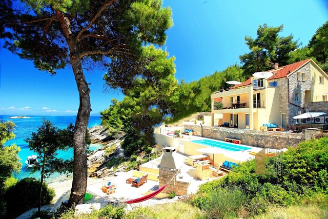 Beautiful villa on the island of Korčula, 1st row to the sea, with a mooring for a boat and a swimming pool!