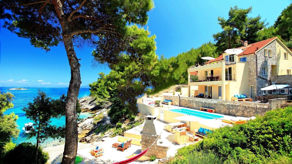 Beautiful villa on the island of Korčula, 1st row to the sea, with a mooring for a boat and a swimming pool!