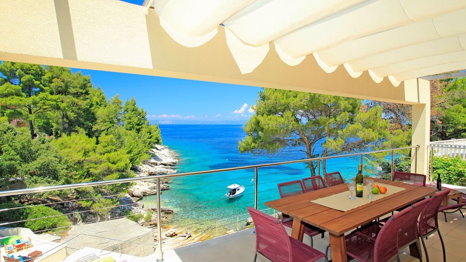 Beautiful villa on the island of Korčula, 1st row to the sea, with a mooring for a boat and a swimming pool!