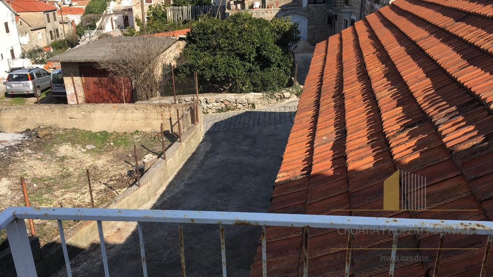 HOUSE FOR RECONSTRUCTION IN JELSA, ONE OF THE FAVORABLE AND LANDSCAPED MEDITERRENEES ON THE HVAR ISLAND!