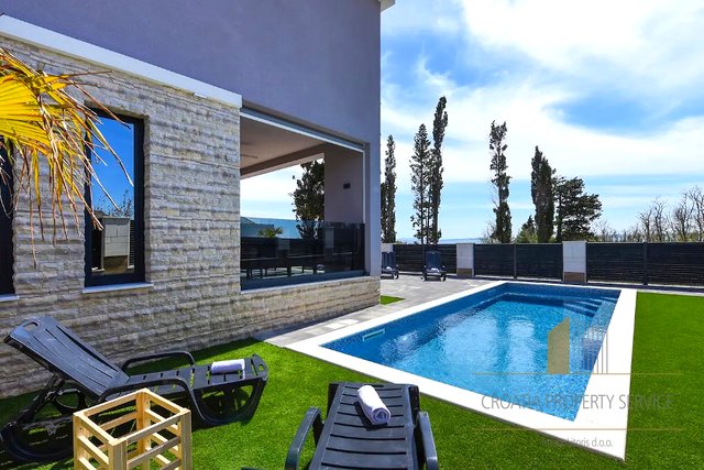 Luxury villa with pool, 2nd row to the sea - Privlaka!