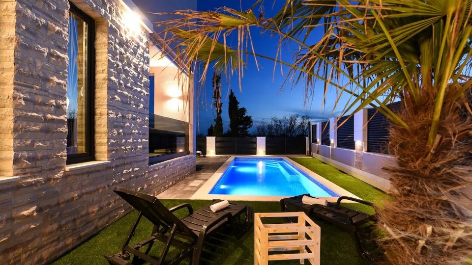 Luxury villa with pool, 2nd row to the sea - Privlaka!