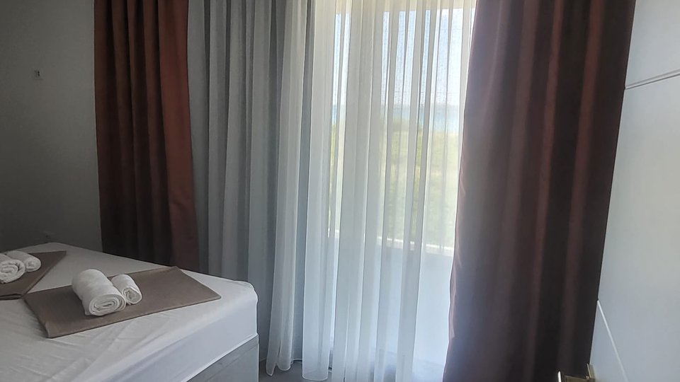 Elegantna vila s bazenom 50 m od plaže u Privlaci!