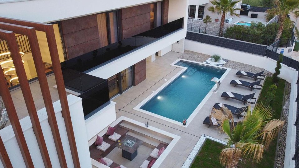 Modern luxury villa with heated pool in idyllic Zaton!