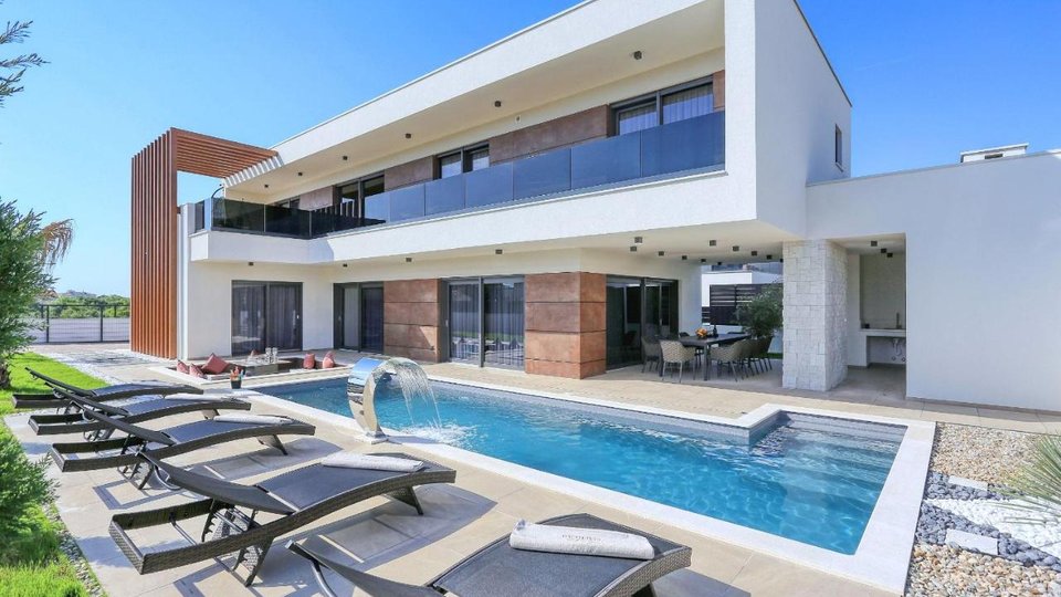 Modern luxury villa with heated pool in idyllic Zaton!