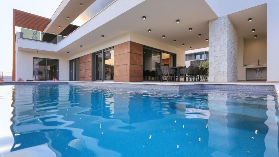 Modern luxury villa with heated pool in idyllic Zaton!