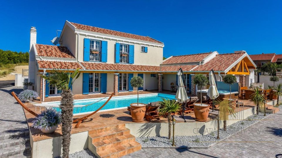 Eine wunderschöne Villa mit Tennisplatz und Meerblick in der Nähe von Zadar!