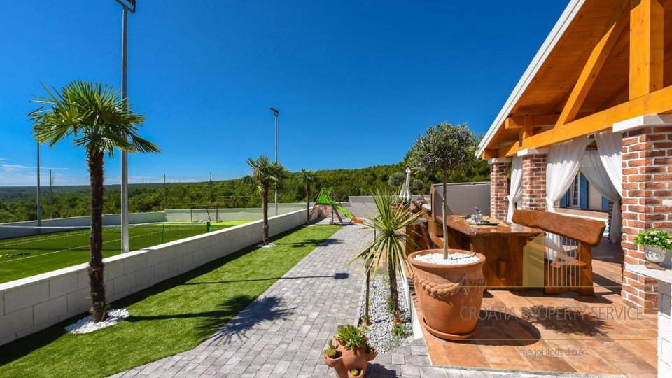 Eine wunderschöne Villa mit Tennisplatz und Meerblick in der Nähe von Zadar!