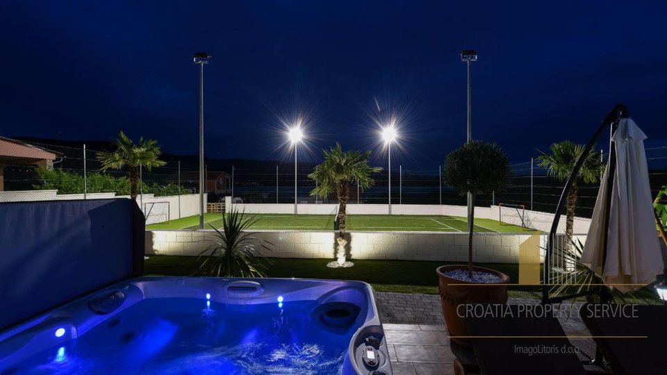 Eine wunderschöne Villa mit Tennisplatz und Meerblick in der Nähe von Zadar!