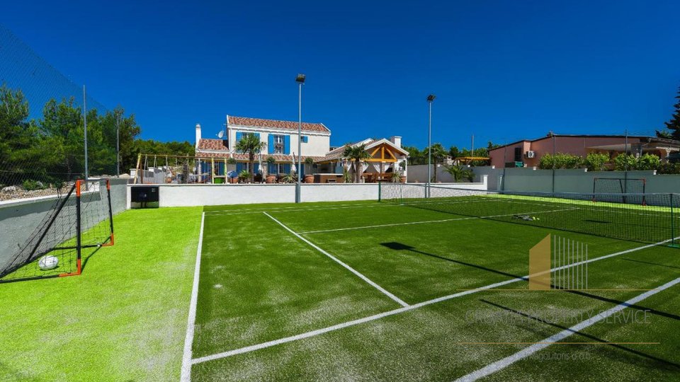 Eine wunderschöne Villa mit Tennisplatz und Meerblick in der Nähe von Zadar!