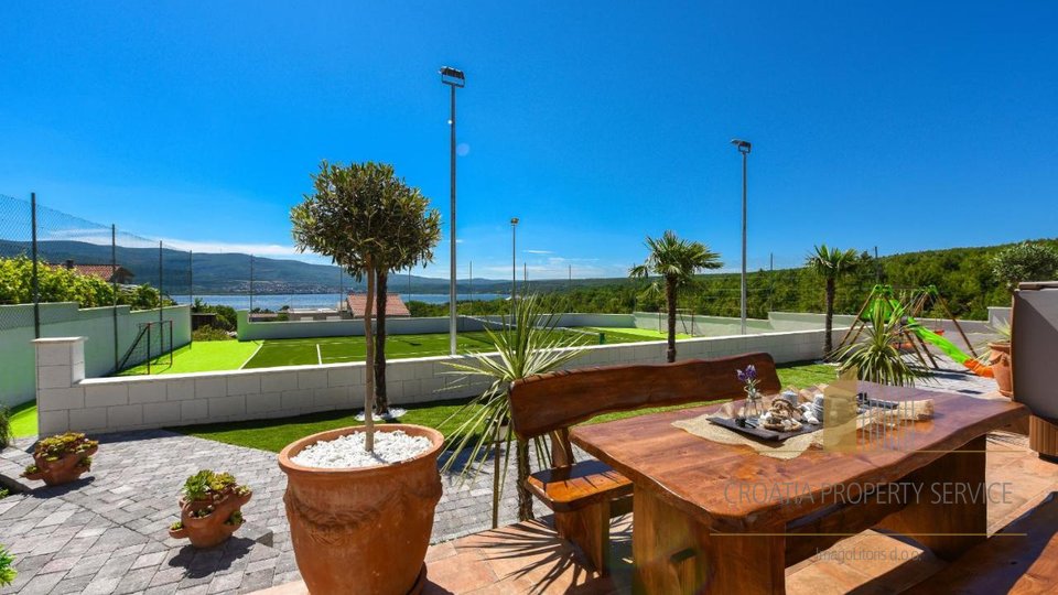 Eine wunderschöne Villa mit Tennisplatz und Meerblick in der Nähe von Zadar!