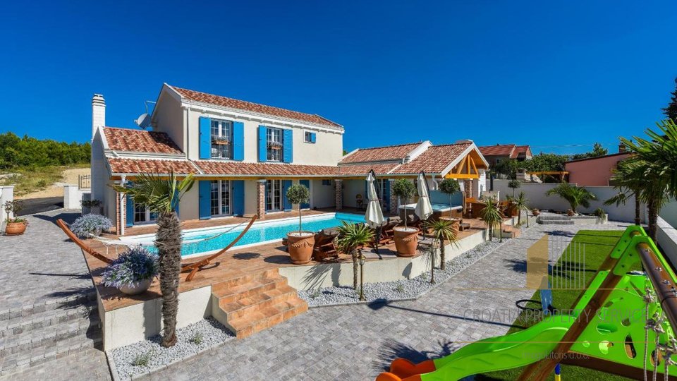 Eine wunderschöne Villa mit Tennisplatz und Meerblick in der Nähe von Zadar!