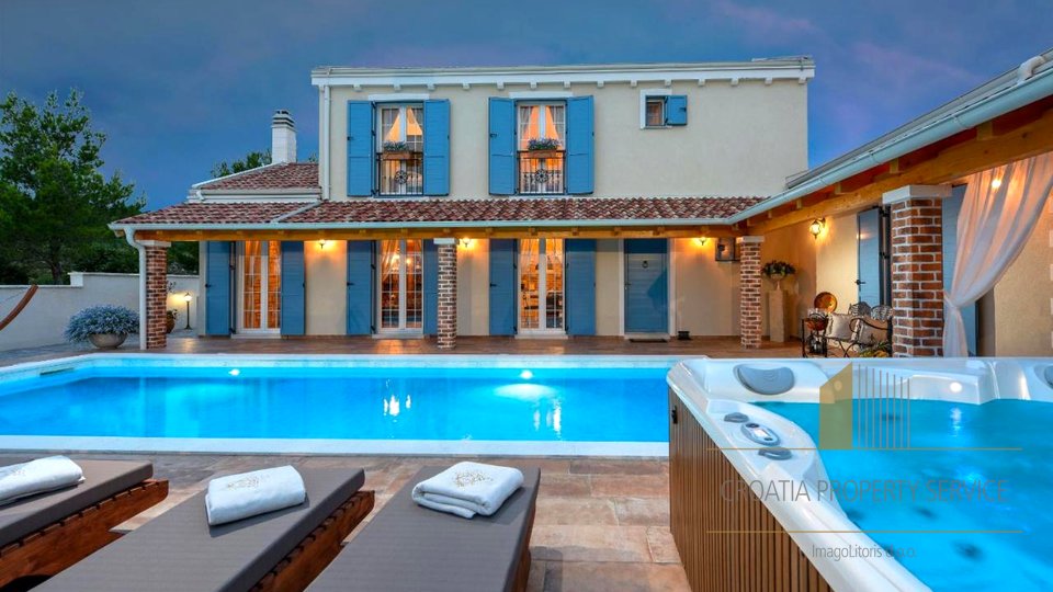 Eine wunderschöne Villa mit Tennisplatz und Meerblick in der Nähe von Zadar!