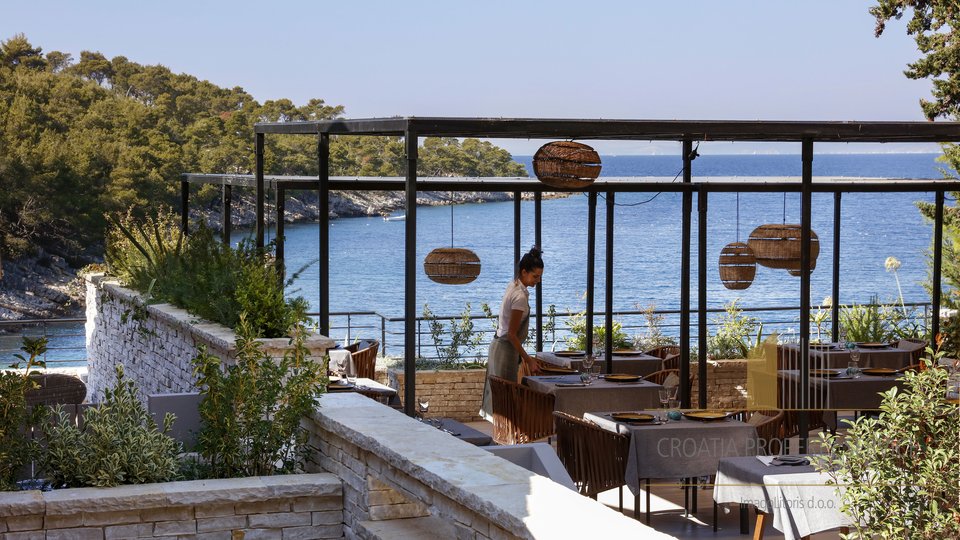 Exclusive luxury villa or boutique hotel in a prestigious location, first row to the beach on the island of Hvar!