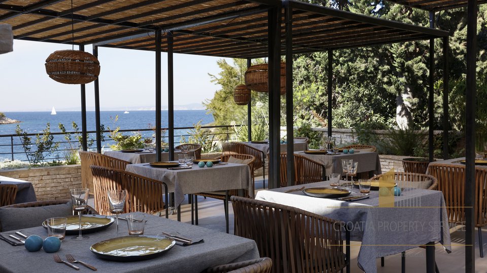 Exclusive luxury villa or boutique hotel in a prestigious location, first row to the beach on the island of Hvar!