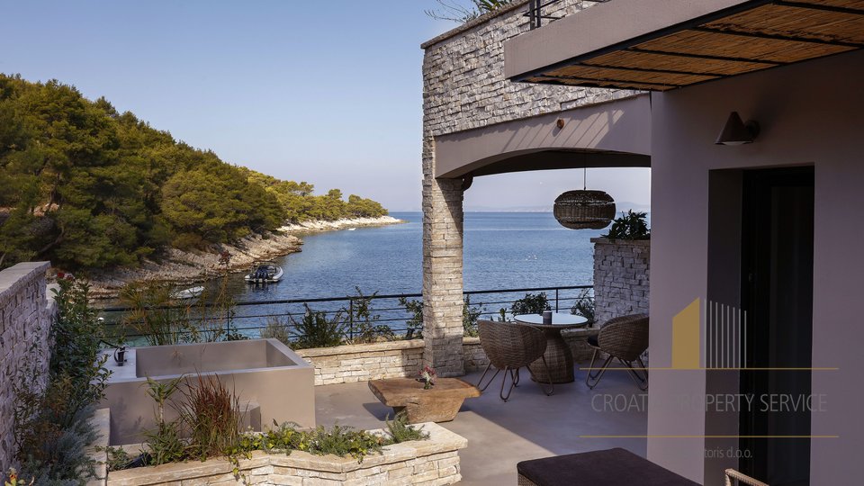 Exclusive luxury villa or boutique hotel in a prestigious location, first row to the beach on the island of Hvar!