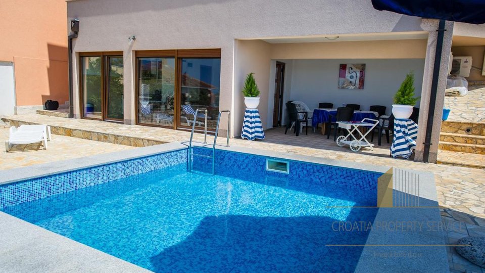 A beautiful villa with a sea view in the center of Rogoznica!