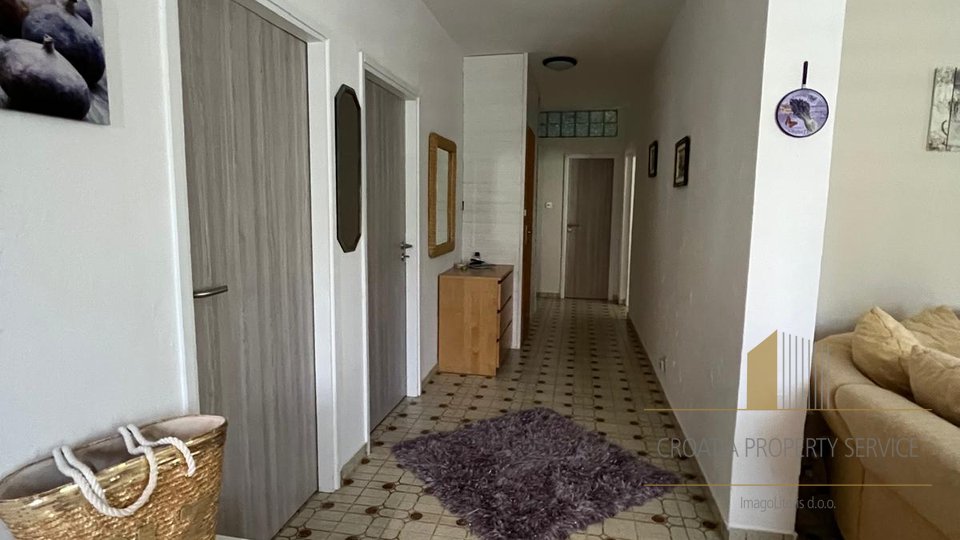 Prekrasna apartmanska kuća samo 200 metara od mora – Gornji Karin!