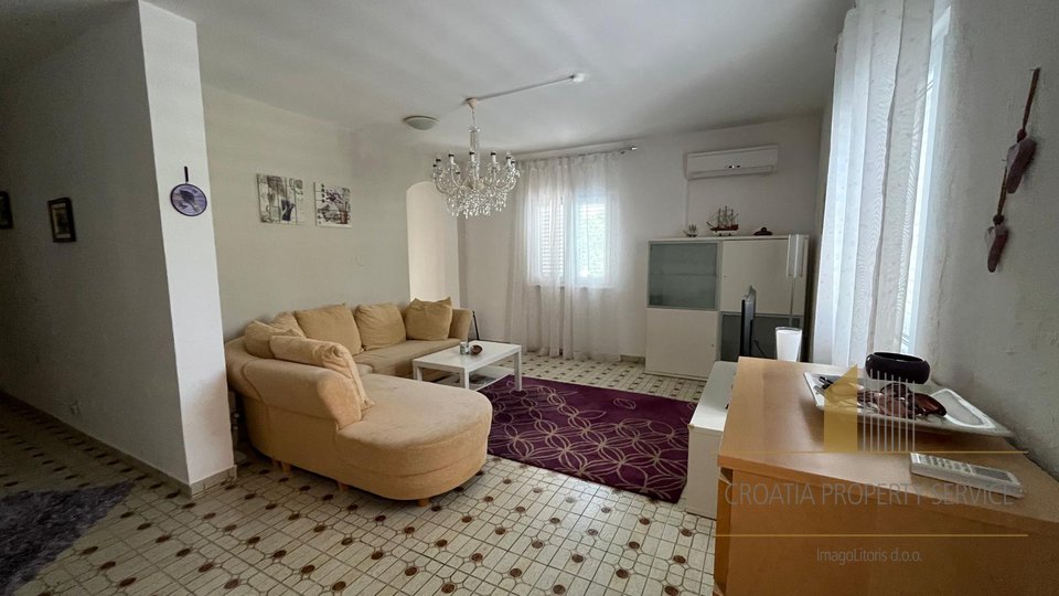 Prekrasna apartmanska kuća samo 200 metara od mora – Gornji Karin!