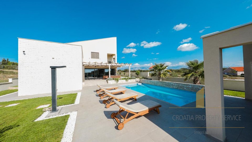 An exceptional modern villa with a swimming pool on a large plot of 4225 m2 near Zadar!