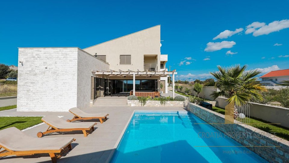 An exceptional modern villa with a swimming pool on a large plot of 4225 m2 near Zadar!