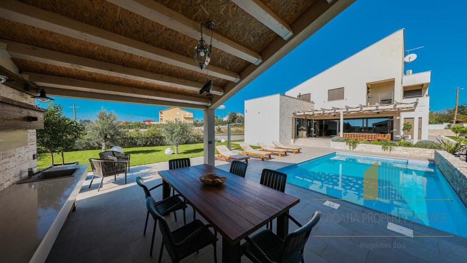 An exceptional modern villa with a swimming pool on a large plot of 4225 m2 near Zadar!