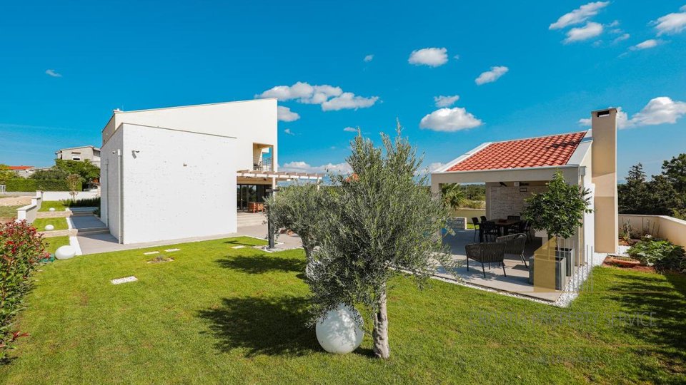 An exceptional modern villa with a swimming pool on a large plot of 4225 m2 near Zadar!