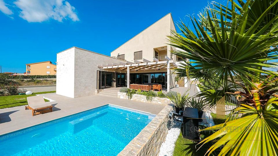 An exceptional modern villa with a swimming pool on a large plot of 4225 m2 near Zadar!