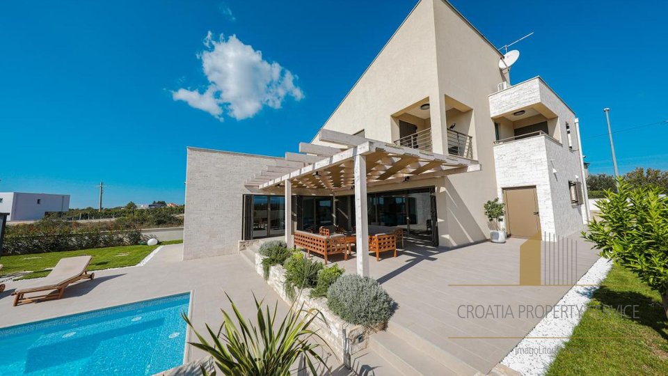 An exceptional modern villa with a swimming pool on a large plot of 4225 m2 near Zadar!