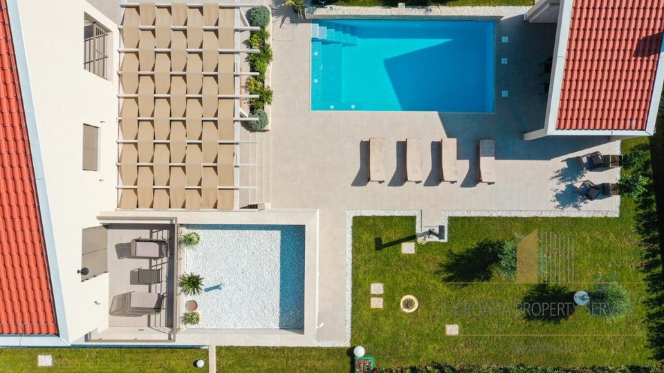 An exceptional modern villa with a swimming pool on a large plot of 4225 m2 near Zadar!