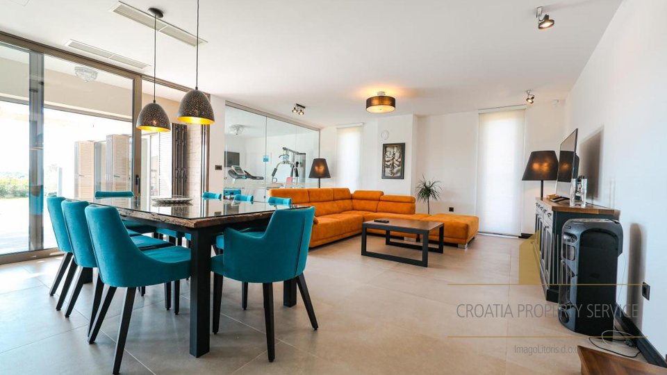 An exceptional modern villa with a swimming pool on a large plot of 4225 m2 near Zadar!