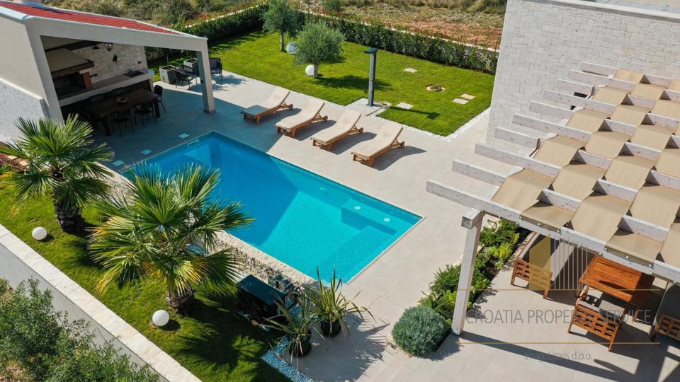 An exceptional modern villa with a swimming pool on a large plot of 4225 m2 near Zadar!