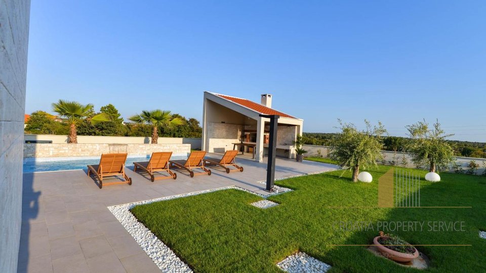 An exceptional modern villa with a swimming pool on a large plot of 4225 m2 near Zadar!