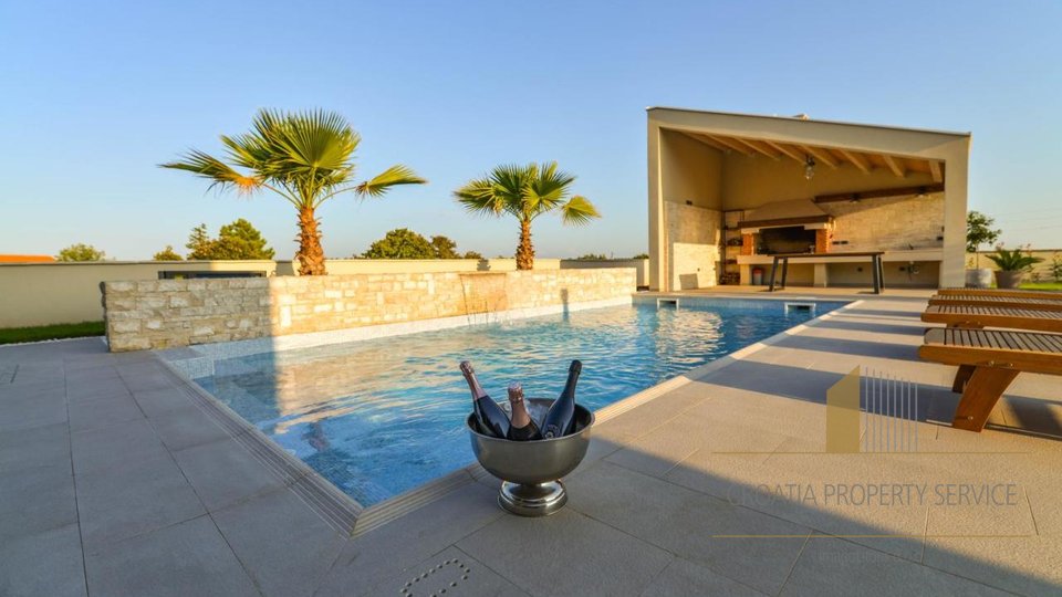 An exceptional modern villa with a swimming pool on a large plot of 4225 m2 near Zadar!