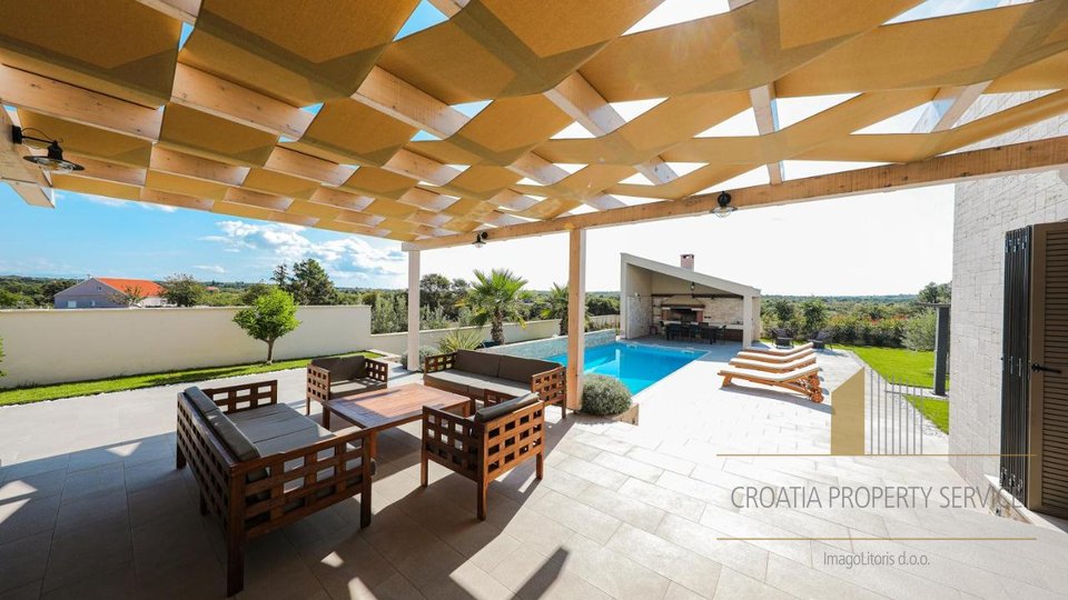 An exceptional modern villa with a swimming pool on a large plot of 4225 m2 near Zadar!