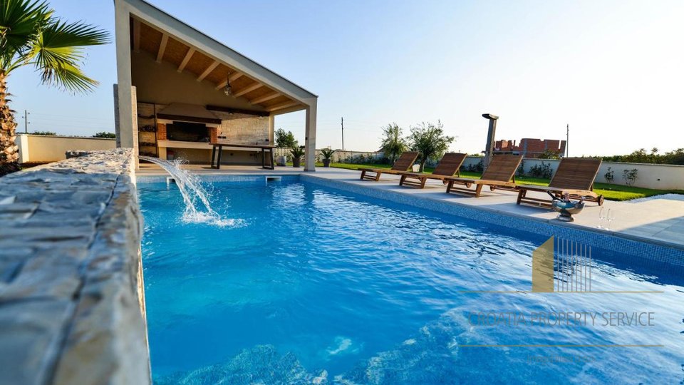 An exceptional modern villa with a swimming pool on a large plot of 4225 m2 near Zadar!