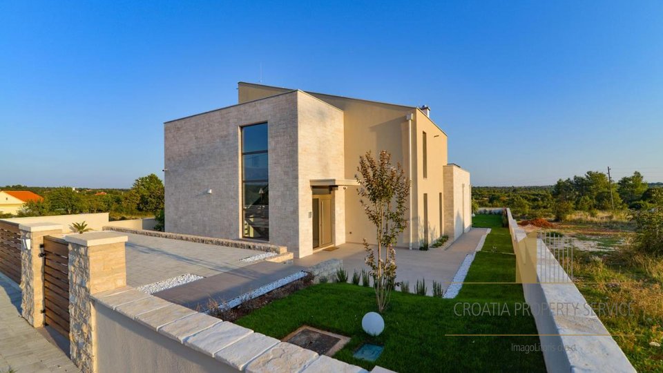 An exceptional modern villa with a swimming pool on a large plot of 4225 m2 near Zadar!